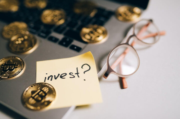 Bitcoin and note on laptop