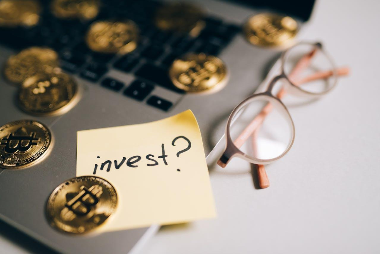 Bitcoin and note on laptop